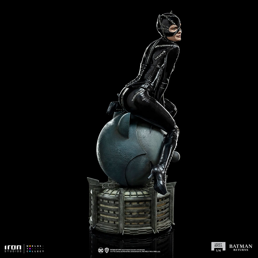 Batman Returns Catwoman Legacy Replica 1/4 Scale Statue