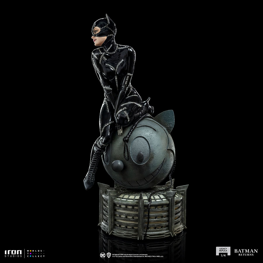 Batman Returns Catwoman Legacy Replica 1/4 Scale Statue