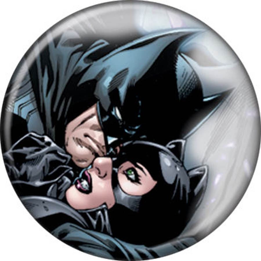 DC Comics 1.25-inch Button - Batman Catwoman Hugging (83038)