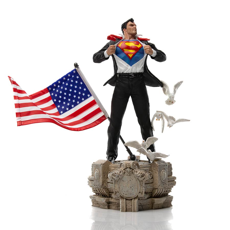 DC Comics Clark Kent 1/10 Scale Deluxe Art Scale Statue
